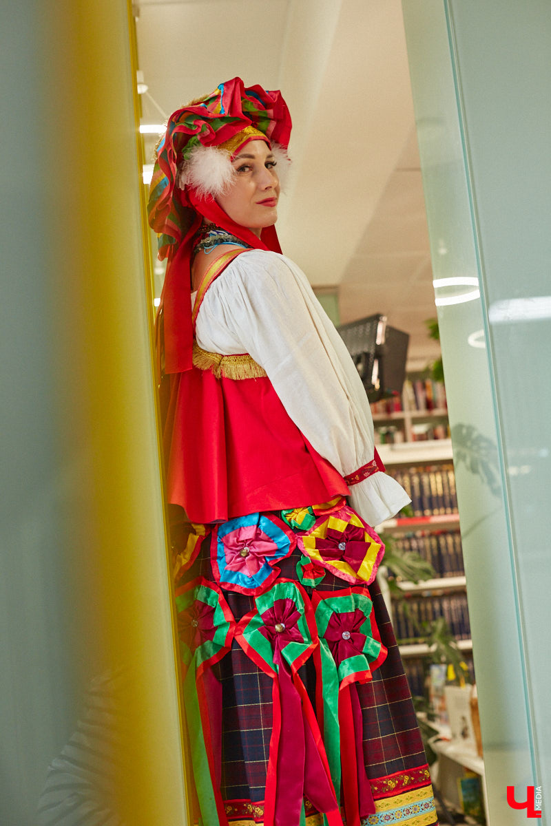 Специалист по истории русского национального костюма и моды Таис Карелина рассказала, что носили жених и невеста перед венчанием и в день торжества, а также наглядно показала, какие обряды проводили наши предки накануне свадьбы. «Ключ-Медиа» побывал на театрализованном действии и узнал, почему парни примеряли расписные платки, а девушки меняли ленту на кокошник.