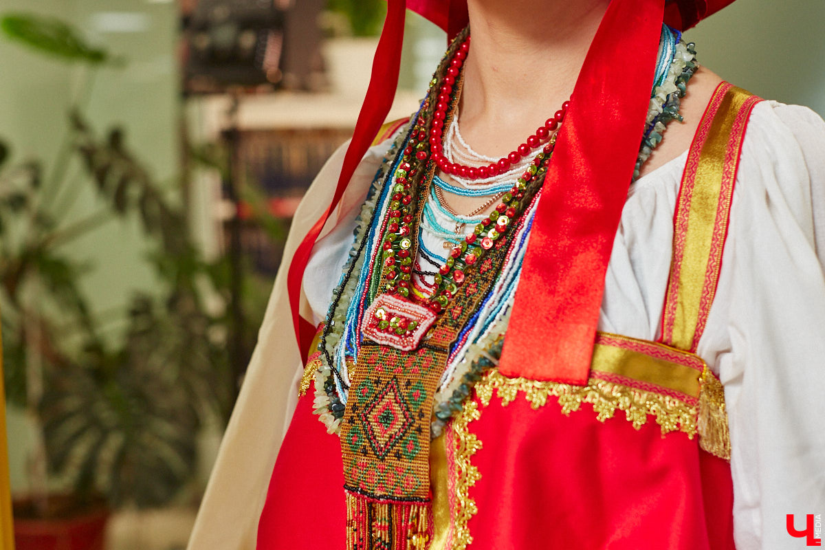 Специалист по истории русского национального костюма и моды Таис Карелина рассказала, что носили жених и невеста перед венчанием и в день торжества, а также наглядно показала, какие обряды проводили наши предки накануне свадьбы. «Ключ-Медиа» побывал на театрализованном действии и узнал, почему парни примеряли расписные платки, а девушки меняли ленту на кокошник.