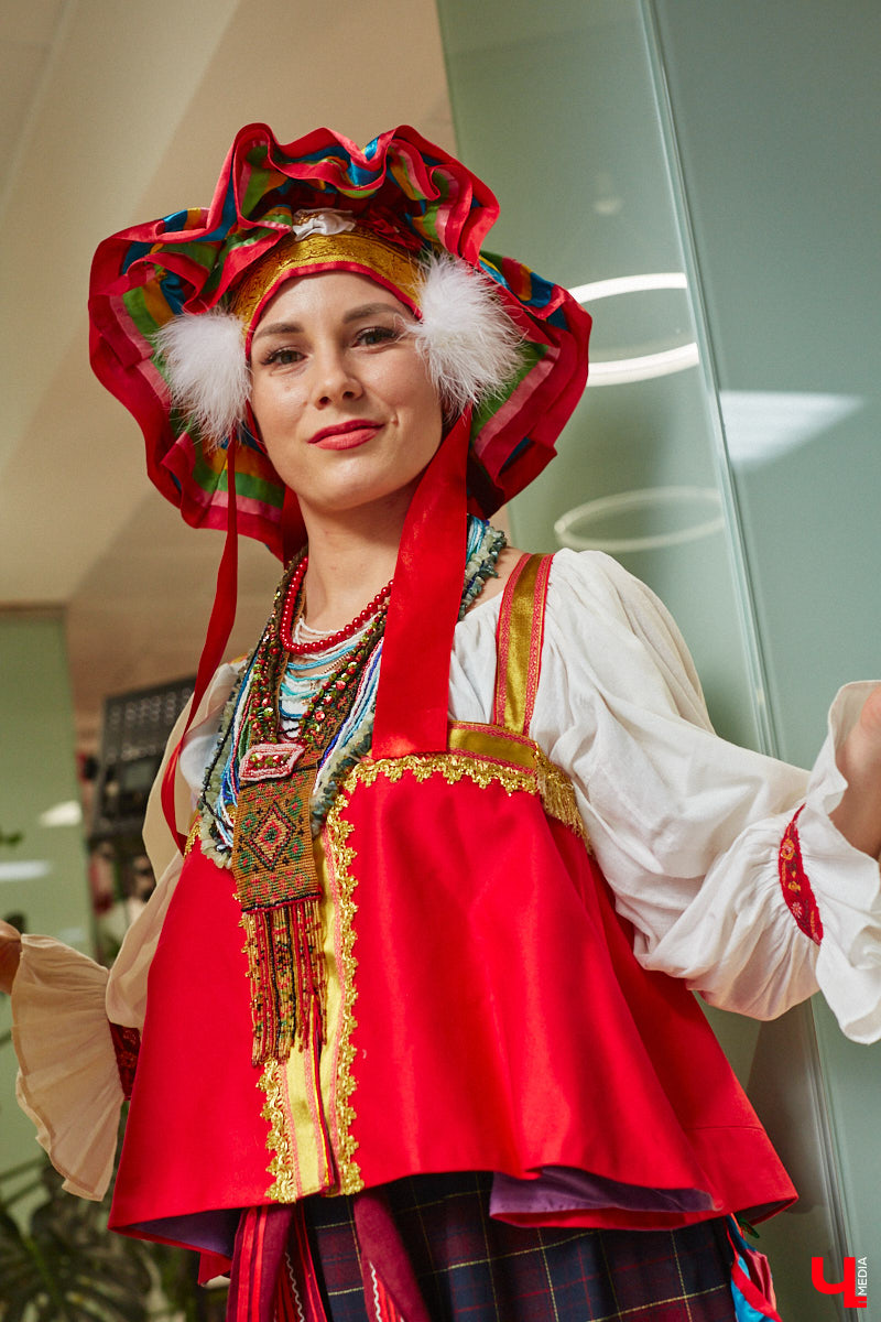 Специалист по истории русского национального костюма и моды Таис Карелина рассказала, что носили жених и невеста перед венчанием и в день торжества, а также наглядно показала, какие обряды проводили наши предки накануне свадьбы. «Ключ-Медиа» побывал на театрализованном действии и узнал, почему парни примеряли расписные платки, а девушки меняли ленту на кокошник.