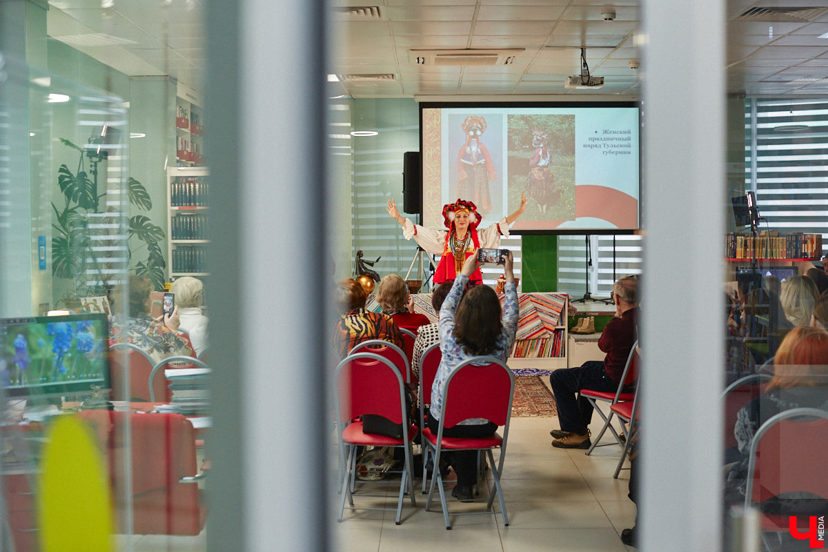 Специалист по истории русского национального костюма и моды Таис Карелина рассказала, что носили жених и невеста перед венчанием и в день торжества, а также наглядно показала, какие обряды проводили наши предки накануне свадьбы. «Ключ-Медиа» побывал на театрализованном действии и узнал, почему парни примеряли расписные платки, а девушки меняли ленту на кокошник.