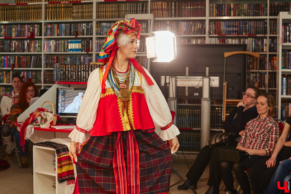 Специалист по истории русского национального костюма и моды Таис Карелина рассказала, что носили жених и невеста перед венчанием и в день торжества, а также наглядно показала, какие обряды проводили наши предки накануне свадьбы. «Ключ-Медиа» побывал на театрализованном действии и узнал, почему парни примеряли расписные платки, а девушки меняли ленту на кокошник.