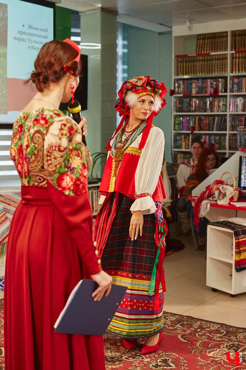 Специалист по истории русского национального костюма и моды Таис Карелина рассказала, что носили жених и невеста перед венчанием и в день торжества, а также наглядно показала, какие обряды проводили наши предки накануне свадьбы. «Ключ-Медиа» побывал на театрализованном действии и узнал, почему парни примеряли расписные платки, а девушки меняли ленту на кокошник.