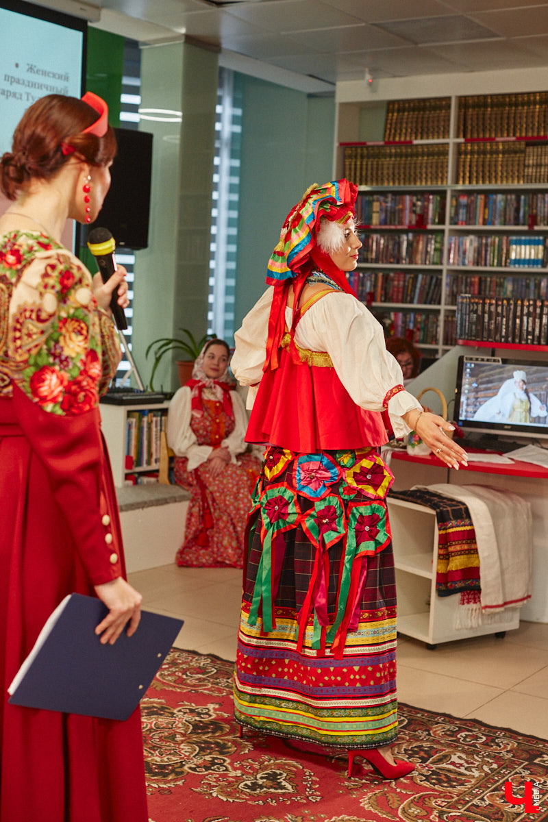 Специалист по истории русского национального костюма и моды Таис Карелина рассказала, что носили жених и невеста перед венчанием и в день торжества, а также наглядно показала, какие обряды проводили наши предки накануне свадьбы. «Ключ-Медиа» побывал на театрализованном действии и узнал, почему парни примеряли расписные платки, а девушки меняли ленту на кокошник.