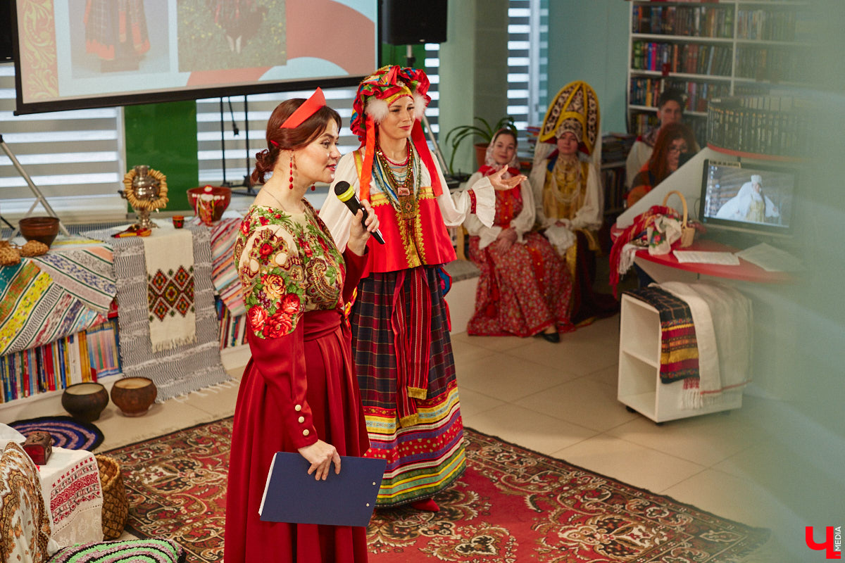 Специалист по истории русского национального костюма и моды Таис Карелина рассказала, что носили жених и невеста перед венчанием и в день торжества, а также наглядно показала, какие обряды проводили наши предки накануне свадьбы. «Ключ-Медиа» побывал на театрализованном действии и узнал, почему парни примеряли расписные платки, а девушки меняли ленту на кокошник.