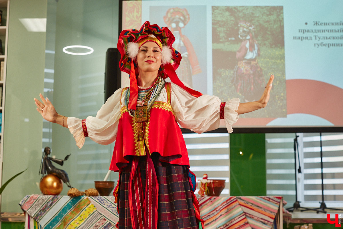 Специалист по истории русского национального костюма и моды Таис Карелина рассказала, что носили жених и невеста перед венчанием и в день торжества, а также наглядно показала, какие обряды проводили наши предки накануне свадьбы. «Ключ-Медиа» побывал на театрализованном действии и узнал, почему парни примеряли расписные платки, а девушки меняли ленту на кокошник.