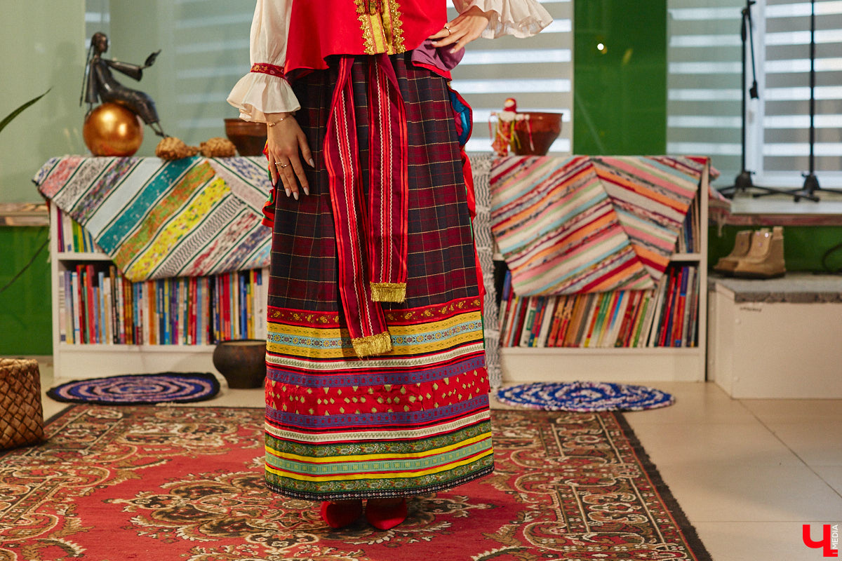 Специалист по истории русского национального костюма и моды Таис Карелина рассказала, что носили жених и невеста перед венчанием и в день торжества, а также наглядно показала, какие обряды проводили наши предки накануне свадьбы. «Ключ-Медиа» побывал на театрализованном действии и узнал, почему парни примеряли расписные платки, а девушки меняли ленту на кокошник.