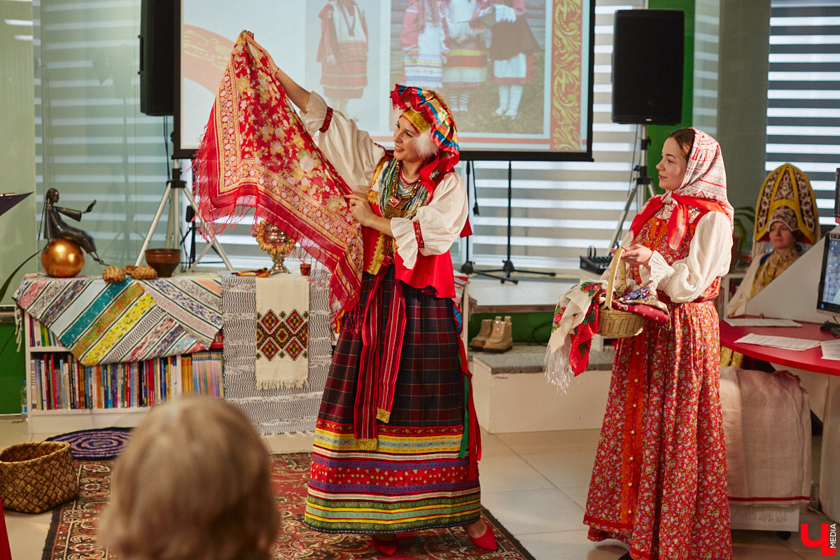 Специалист по истории русского национального костюма и моды Таис Карелина рассказала, что носили жених и невеста перед венчанием и в день торжества, а также наглядно показала, какие обряды проводили наши предки накануне свадьбы. «Ключ-Медиа» побывал на театрализованном действии и узнал, почему парни примеряли расписные платки, а девушки меняли ленту на кокошник.