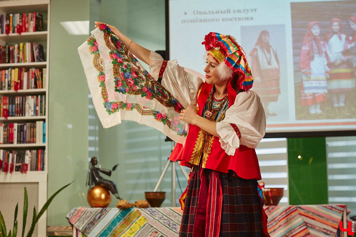 Специалист по истории русского национального костюма и моды Таис Карелина рассказала, что носили жених и невеста перед венчанием и в день торжества, а также наглядно показала, какие обряды проводили наши предки накануне свадьбы. «Ключ-Медиа» побывал на театрализованном действии и узнал, почему парни примеряли расписные платки, а девушки меняли ленту на кокошник.