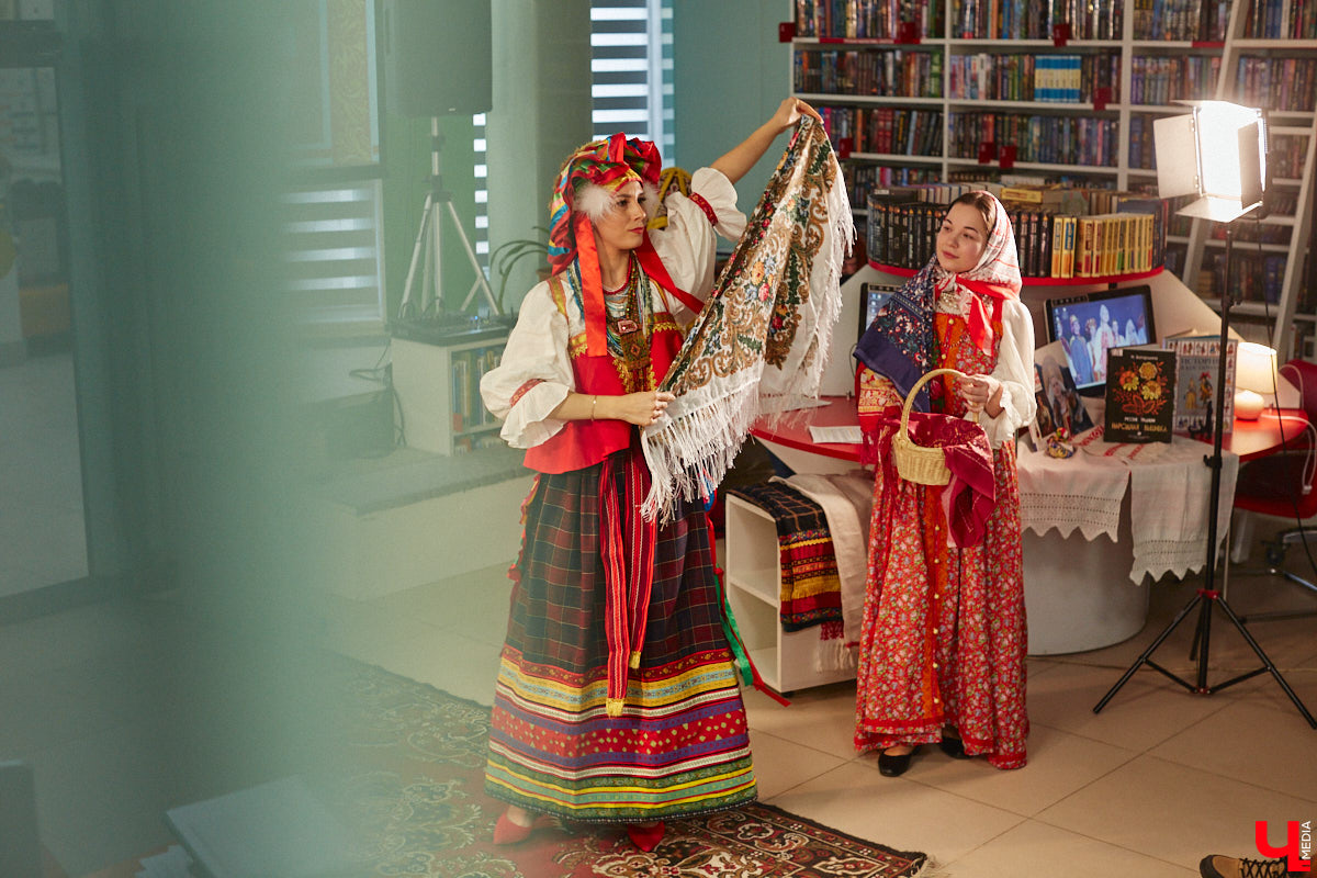 Специалист по истории русского национального костюма и моды Таис Карелина рассказала, что носили жених и невеста перед венчанием и в день торжества, а также наглядно показала, какие обряды проводили наши предки накануне свадьбы. «Ключ-Медиа» побывал на театрализованном действии и узнал, почему парни примеряли расписные платки, а девушки меняли ленту на кокошник.