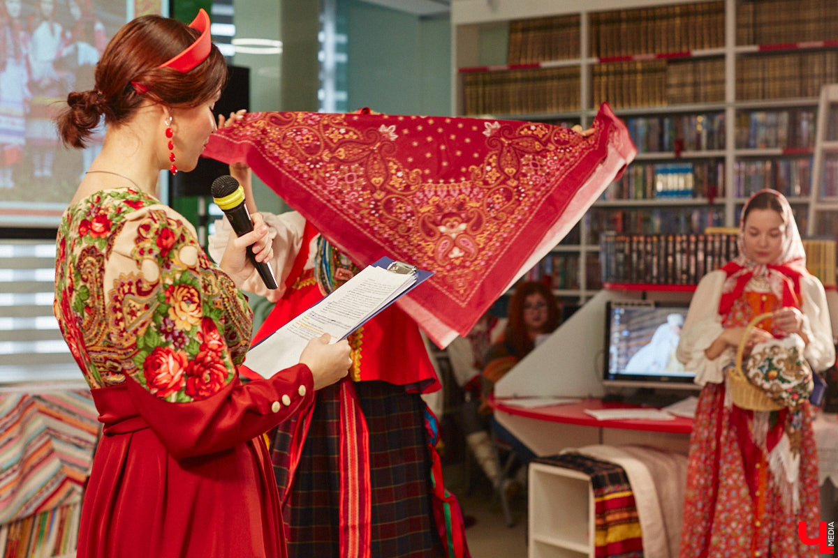 Специалист по истории русского национального костюма и моды Таис Карелина рассказала, что носили жених и невеста перед венчанием и в день торжества, а также наглядно показала, какие обряды проводили наши предки накануне свадьбы. «Ключ-Медиа» побывал на театрализованном действии и узнал, почему парни примеряли расписные платки, а девушки меняли ленту на кокошник.