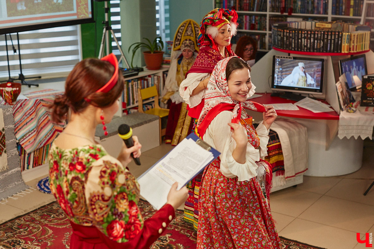 Специалист по истории русского национального костюма и моды Таис Карелина рассказала, что носили жених и невеста перед венчанием и в день торжества, а также наглядно показала, какие обряды проводили наши предки накануне свадьбы. «Ключ-Медиа» побывал на театрализованном действии и узнал, почему парни примеряли расписные платки, а девушки меняли ленту на кокошник.