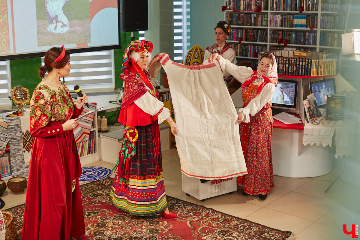 Специалист по истории русского национального костюма и моды Таис Карелина рассказала, что носили жених и невеста перед венчанием и в день торжества, а также наглядно показала, какие обряды проводили наши предки накануне свадьбы. «Ключ-Медиа» побывал на театрализованном действии и узнал, почему парни примеряли расписные платки, а девушки меняли ленту на кокошник.