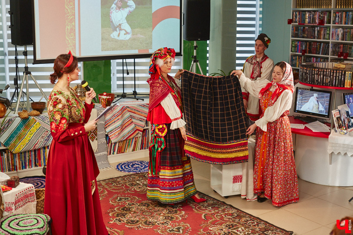 Специалист по истории русского национального костюма и моды Таис Карелина рассказала, что носили жених и невеста перед венчанием и в день торжества, а также наглядно показала, какие обряды проводили наши предки накануне свадьбы. «Ключ-Медиа» побывал на театрализованном действии и узнал, почему парни примеряли расписные платки, а девушки меняли ленту на кокошник.