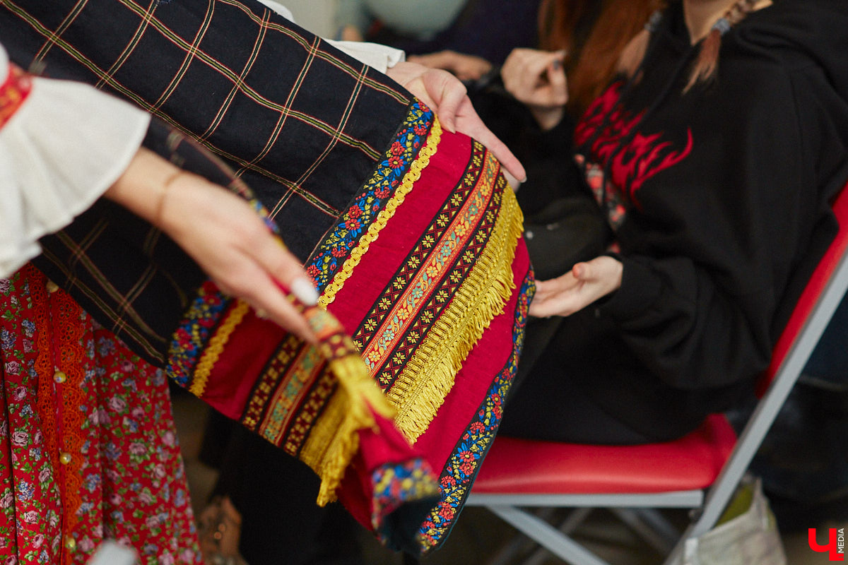 Специалист по истории русского национального костюма и моды Таис Карелина рассказала, что носили жених и невеста перед венчанием и в день торжества, а также наглядно показала, какие обряды проводили наши предки накануне свадьбы. «Ключ-Медиа» побывал на театрализованном действии и узнал, почему парни примеряли расписные платки, а девушки меняли ленту на кокошник.