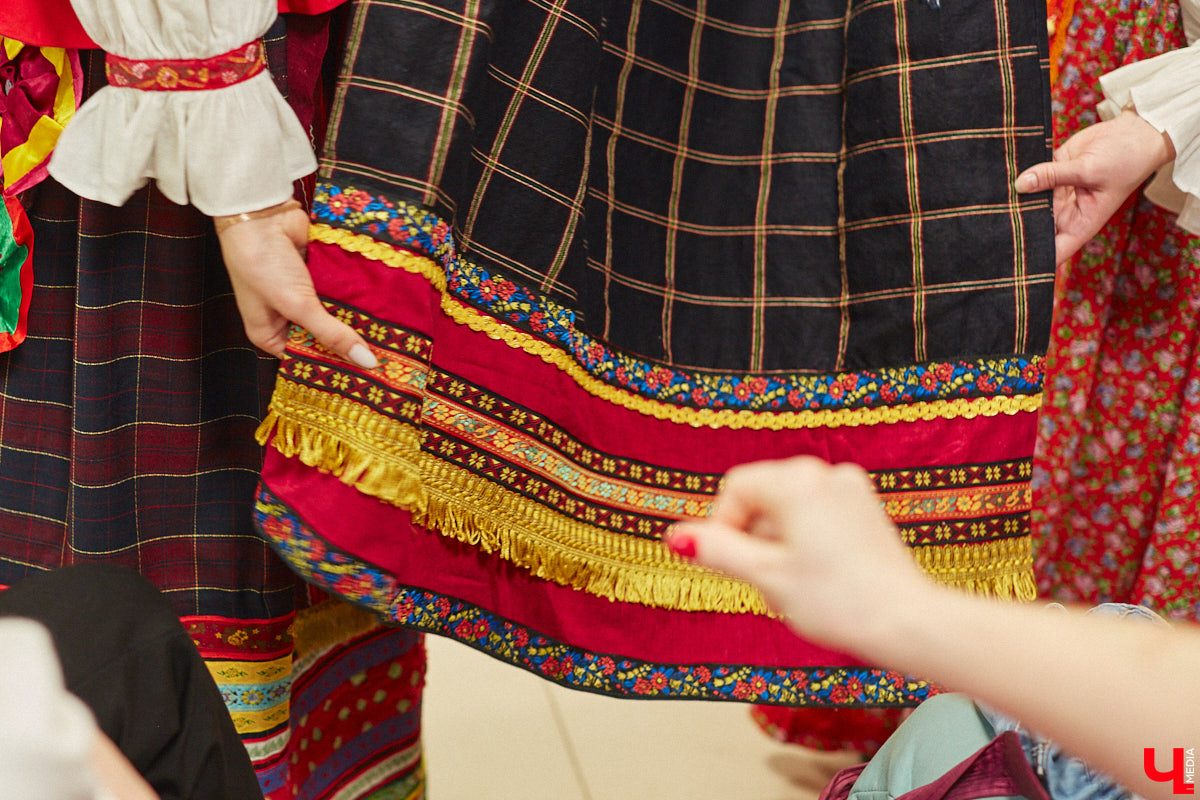 Специалист по истории русского национального костюма и моды Таис Карелина рассказала, что носили жених и невеста перед венчанием и в день торжества, а также наглядно показала, какие обряды проводили наши предки накануне свадьбы. «Ключ-Медиа» побывал на театрализованном действии и узнал, почему парни примеряли расписные платки, а девушки меняли ленту на кокошник.