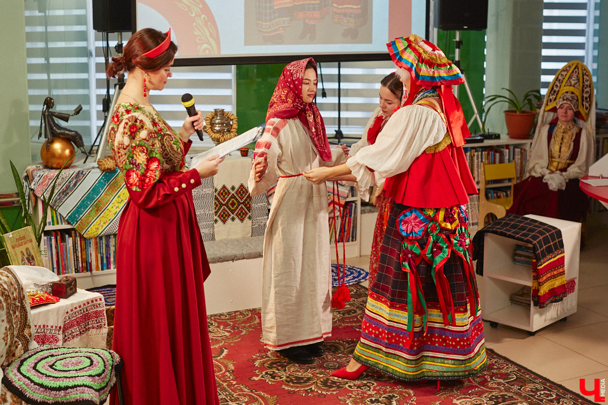 Специалист по истории русского национального костюма и моды Таис Карелина рассказала, что носили жених и невеста перед венчанием и в день торжества, а также наглядно показала, какие обряды проводили наши предки накануне свадьбы. «Ключ-Медиа» побывал на театрализованном действии и узнал, почему парни примеряли расписные платки, а девушки меняли ленту на кокошник.