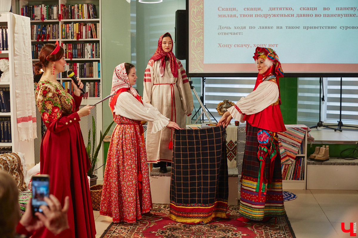 Специалист по истории русского национального костюма и моды Таис Карелина рассказала, что носили жених и невеста перед венчанием и в день торжества, а также наглядно показала, какие обряды проводили наши предки накануне свадьбы. «Ключ-Медиа» побывал на театрализованном действии и узнал, почему парни примеряли расписные платки, а девушки меняли ленту на кокошник.