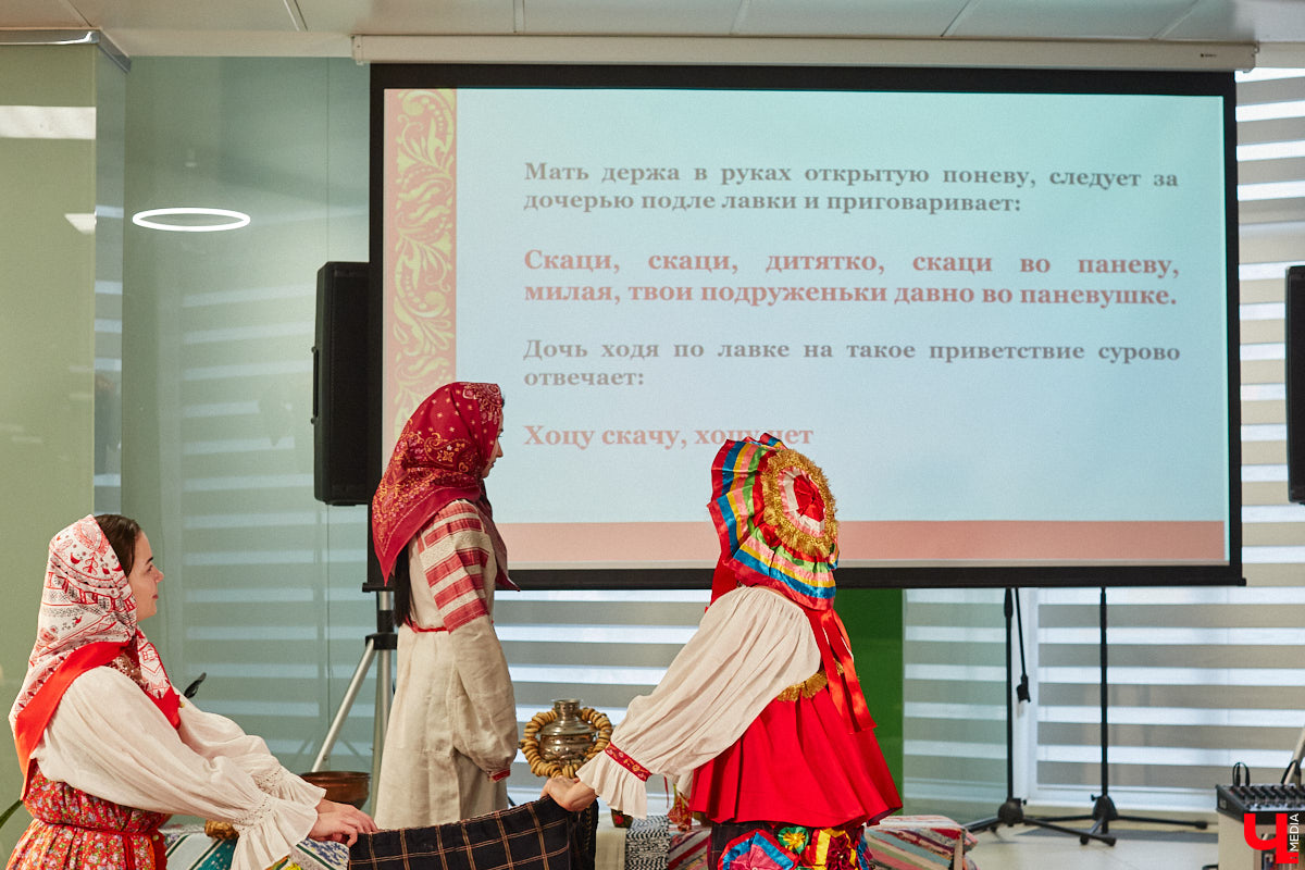 Специалист по истории русского национального костюма и моды Таис Карелина рассказала, что носили жених и невеста перед венчанием и в день торжества, а также наглядно показала, какие обряды проводили наши предки накануне свадьбы. «Ключ-Медиа» побывал на театрализованном действии и узнал, почему парни примеряли расписные платки, а девушки меняли ленту на кокошник.