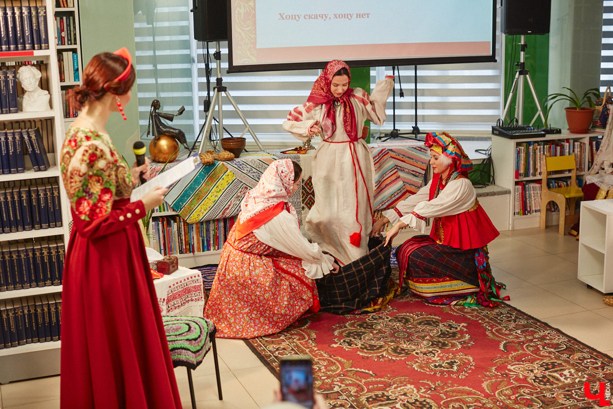 Специалист по истории русского национального костюма и моды Таис Карелина рассказала, что носили жених и невеста перед венчанием и в день торжества, а также наглядно показала, какие обряды проводили наши предки накануне свадьбы. «Ключ-Медиа» побывал на театрализованном действии и узнал, почему парни примеряли расписные платки, а девушки меняли ленту на кокошник.