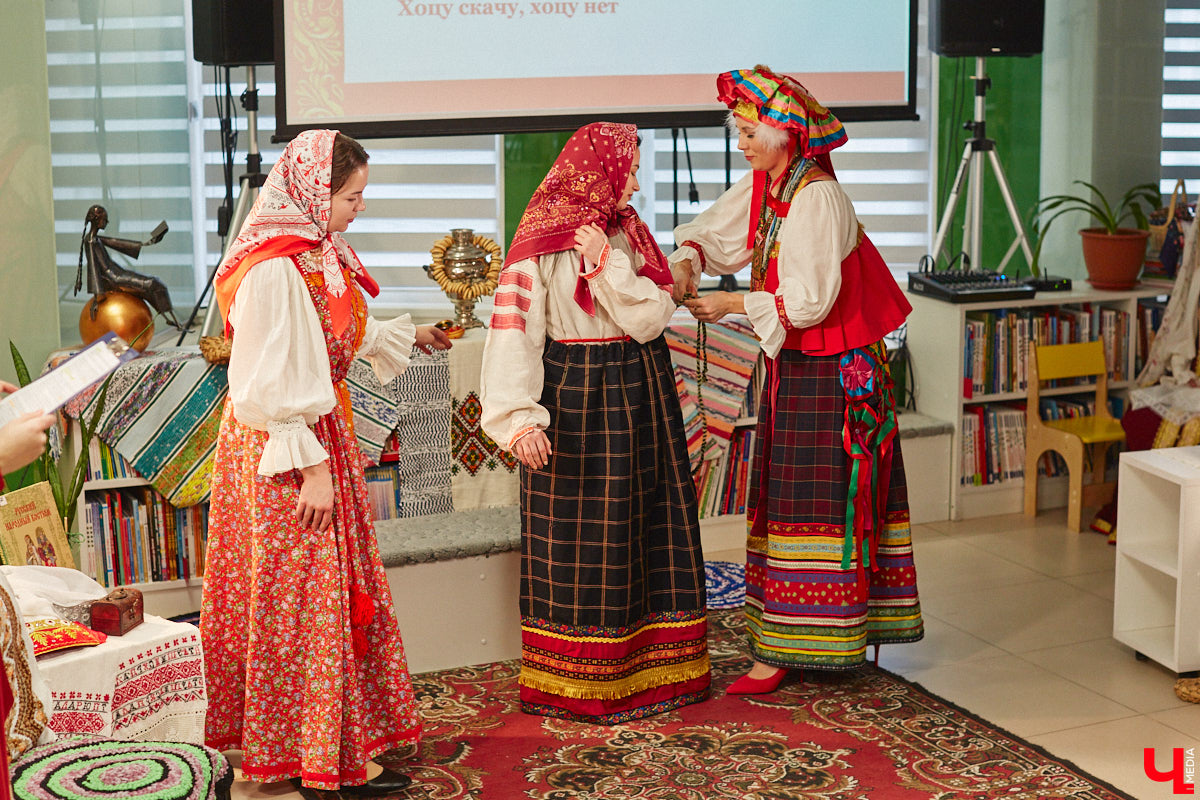 Специалист по истории русского национального костюма и моды Таис Карелина рассказала, что носили жених и невеста перед венчанием и в день торжества, а также наглядно показала, какие обряды проводили наши предки накануне свадьбы. «Ключ-Медиа» побывал на театрализованном действии и узнал, почему парни примеряли расписные платки, а девушки меняли ленту на кокошник.