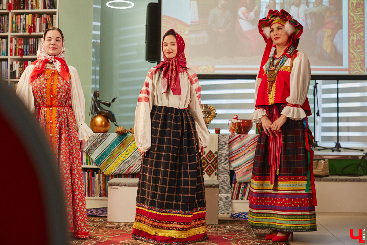 Специалист по истории русского национального костюма и моды Таис Карелина рассказала, что носили жених и невеста перед венчанием и в день торжества, а также наглядно показала, какие обряды проводили наши предки накануне свадьбы. «Ключ-Медиа» побывал на театрализованном действии и узнал, почему парни примеряли расписные платки, а девушки меняли ленту на кокошник.