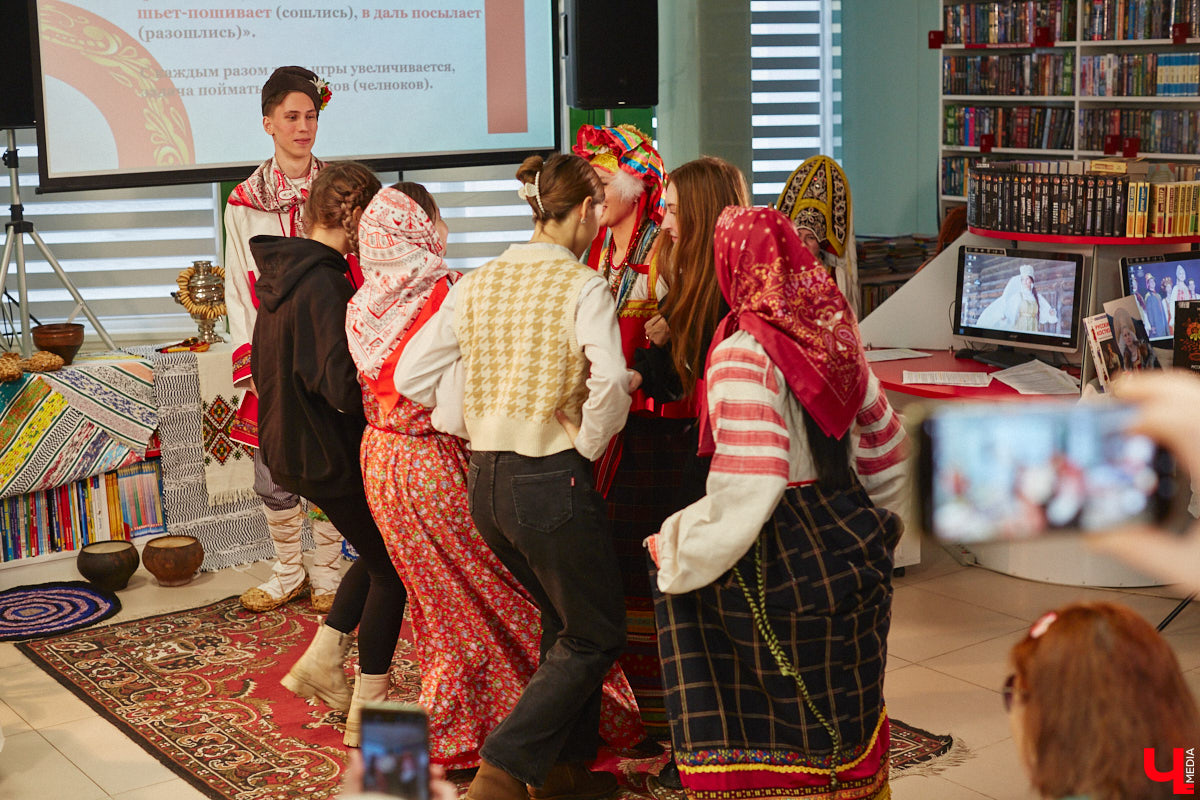 Специалист по истории русского национального костюма и моды Таис Карелина рассказала, что носили жених и невеста перед венчанием и в день торжества, а также наглядно показала, какие обряды проводили наши предки накануне свадьбы. «Ключ-Медиа» побывал на театрализованном действии и узнал, почему парни примеряли расписные платки, а девушки меняли ленту на кокошник.