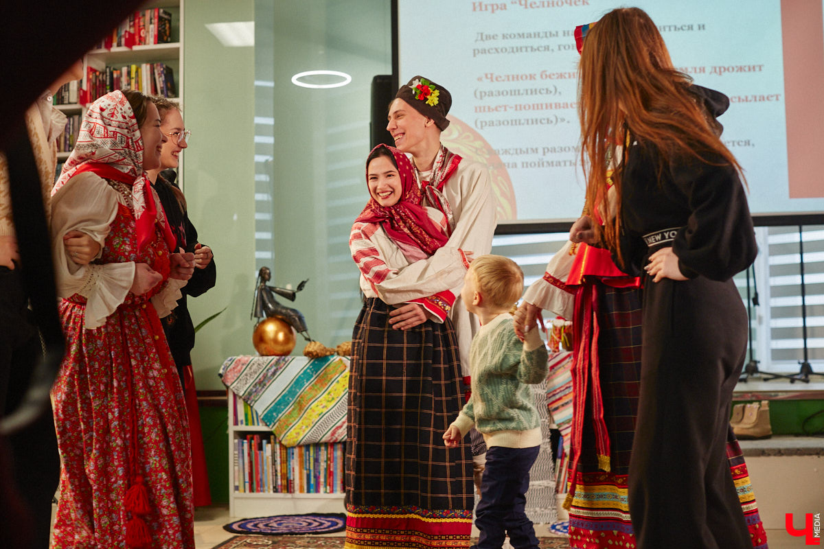 Специалист по истории русского национального костюма и моды Таис Карелина рассказала, что носили жених и невеста перед венчанием и в день торжества, а также наглядно показала, какие обряды проводили наши предки накануне свадьбы. «Ключ-Медиа» побывал на театрализованном действии и узнал, почему парни примеряли расписные платки, а девушки меняли ленту на кокошник.