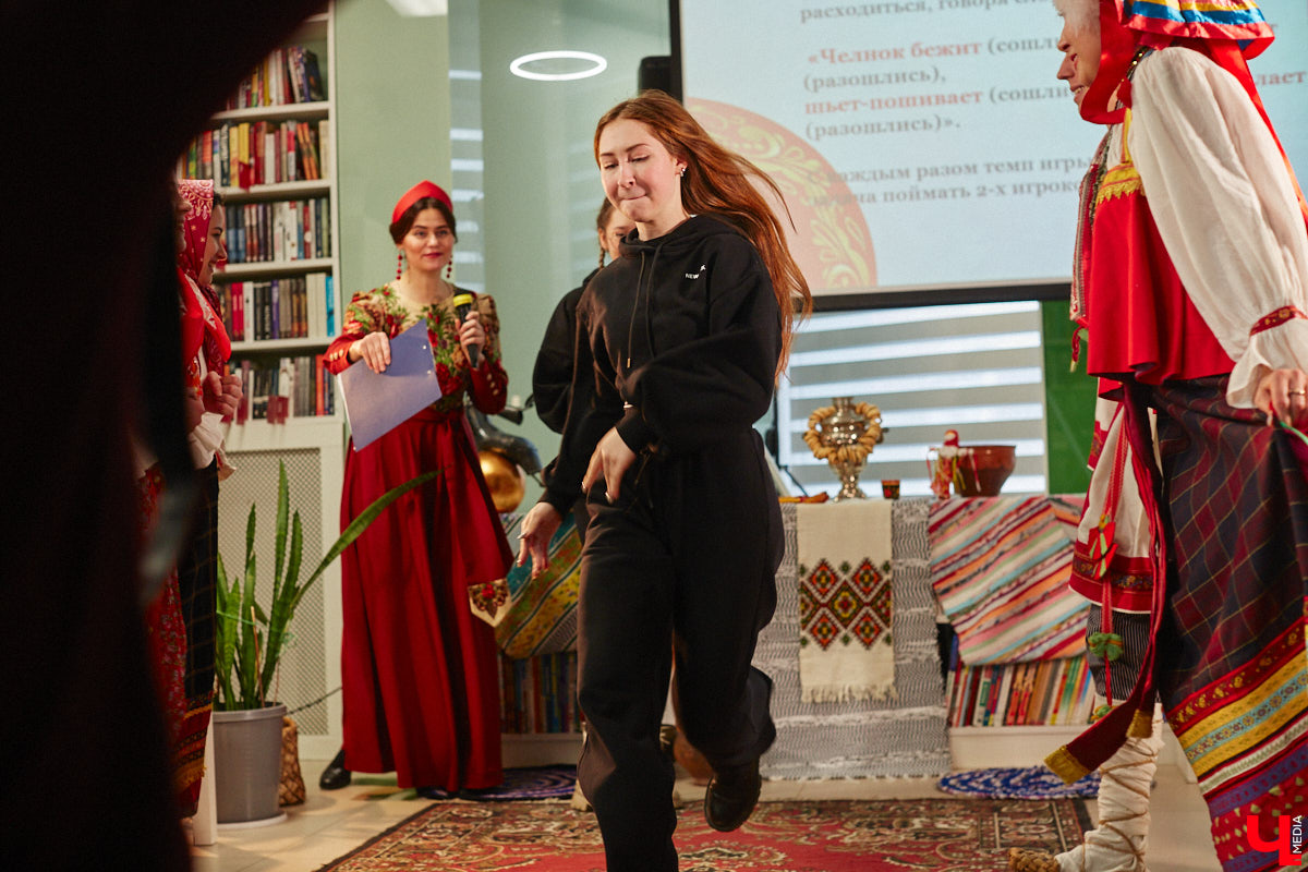 Специалист по истории русского национального костюма и моды Таис Карелина рассказала, что носили жених и невеста перед венчанием и в день торжества, а также наглядно показала, какие обряды проводили наши предки накануне свадьбы. «Ключ-Медиа» побывал на театрализованном действии и узнал, почему парни примеряли расписные платки, а девушки меняли ленту на кокошник.