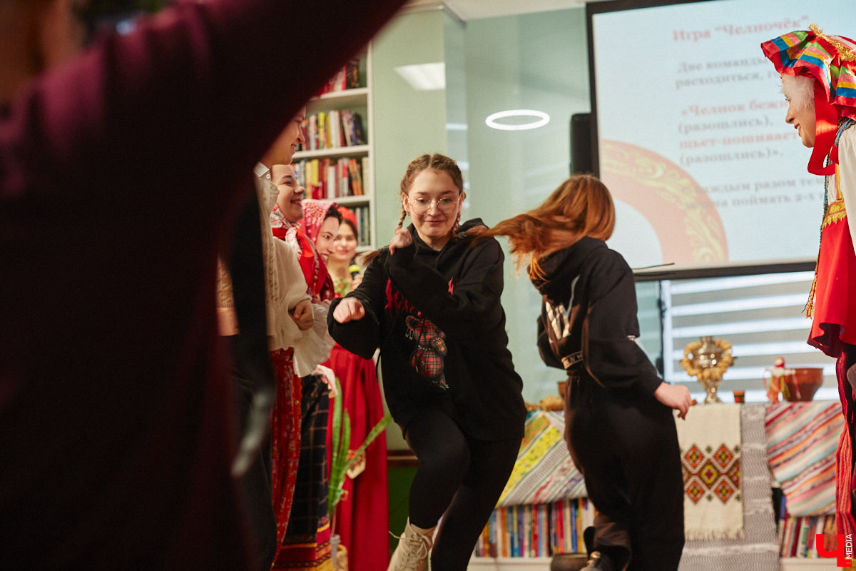 Специалист по истории русского национального костюма и моды Таис Карелина рассказала, что носили жених и невеста перед венчанием и в день торжества, а также наглядно показала, какие обряды проводили наши предки накануне свадьбы. «Ключ-Медиа» побывал на театрализованном действии и узнал, почему парни примеряли расписные платки, а девушки меняли ленту на кокошник.