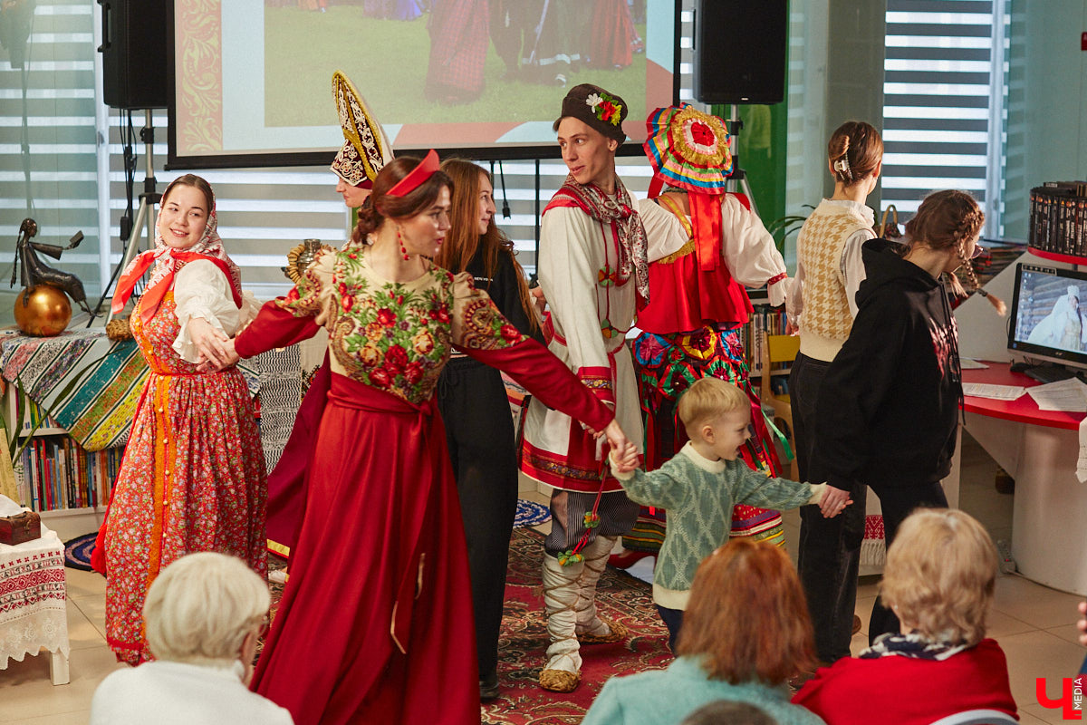 Специалист по истории русского национального костюма и моды Таис Карелина рассказала, что носили жених и невеста перед венчанием и в день торжества, а также наглядно показала, какие обряды проводили наши предки накануне свадьбы. «Ключ-Медиа» побывал на театрализованном действии и узнал, почему парни примеряли расписные платки, а девушки меняли ленту на кокошник.