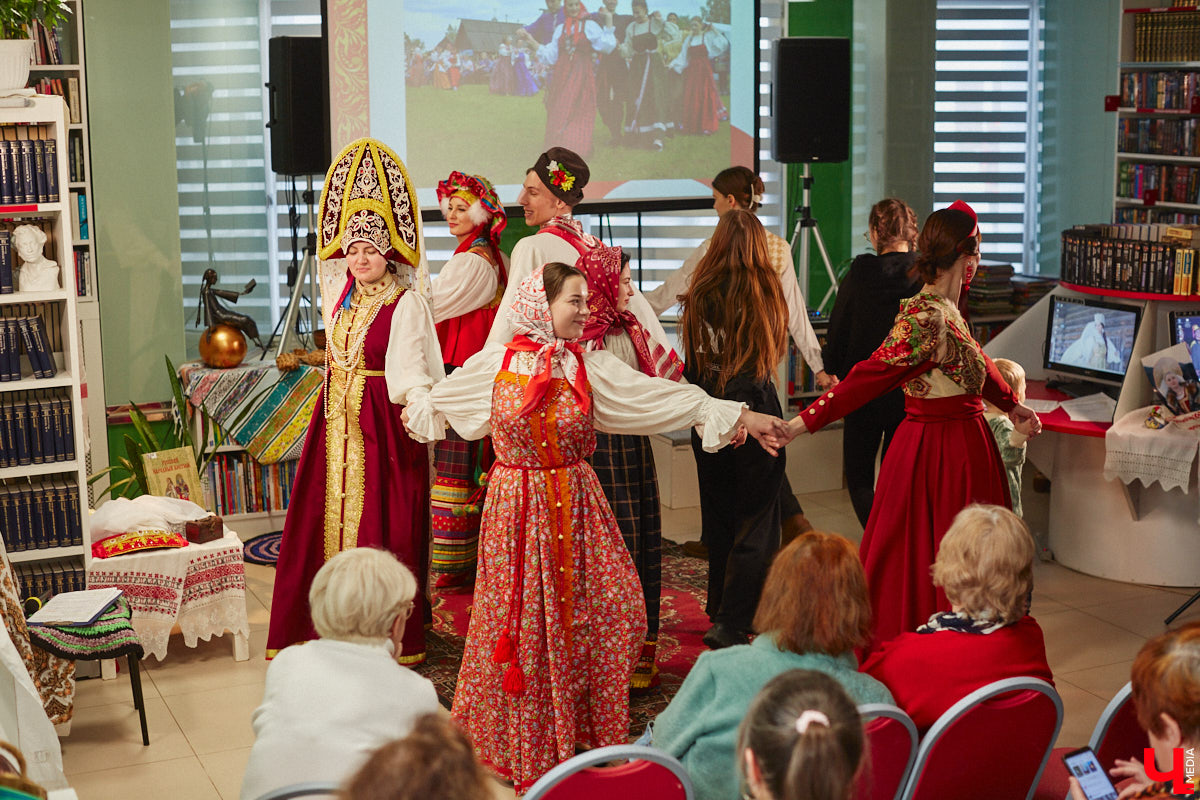 Специалист по истории русского национального костюма и моды Таис Карелина рассказала, что носили жених и невеста перед венчанием и в день торжества, а также наглядно показала, какие обряды проводили наши предки накануне свадьбы. «Ключ-Медиа» побывал на театрализованном действии и узнал, почему парни примеряли расписные платки, а девушки меняли ленту на кокошник.