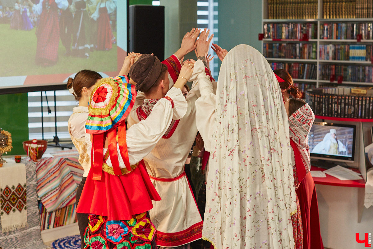 Специалист по истории русского национального костюма и моды Таис Карелина рассказала, что носили жених и невеста перед венчанием и в день торжества, а также наглядно показала, какие обряды проводили наши предки накануне свадьбы. «Ключ-Медиа» побывал на театрализованном действии и узнал, почему парни примеряли расписные платки, а девушки меняли ленту на кокошник.