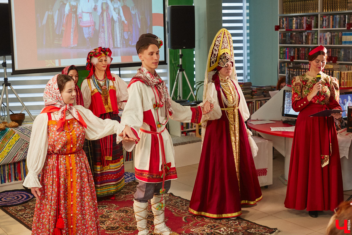 Специалист по истории русского национального костюма и моды Таис Карелина рассказала, что носили жених и невеста перед венчанием и в день торжества, а также наглядно показала, какие обряды проводили наши предки накануне свадьбы. «Ключ-Медиа» побывал на театрализованном действии и узнал, почему парни примеряли расписные платки, а девушки меняли ленту на кокошник.