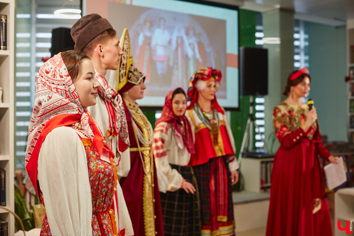 Специалист по истории русского национального костюма и моды Таис Карелина рассказала, что носили жених и невеста перед венчанием и в день торжества, а также наглядно показала, какие обряды проводили наши предки накануне свадьбы. «Ключ-Медиа» побывал на театрализованном действии и узнал, почему парни примеряли расписные платки, а девушки меняли ленту на кокошник.