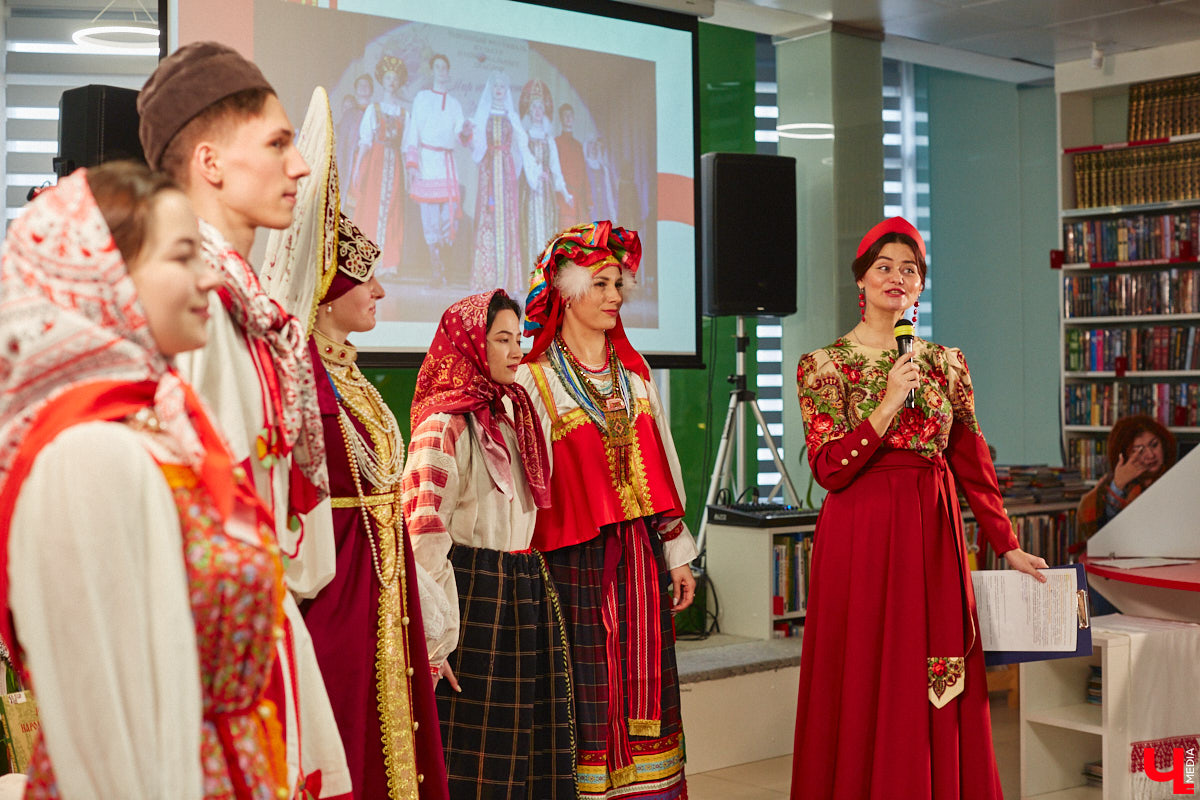 Специалист по истории русского национального костюма и моды Таис Карелина рассказала, что носили жених и невеста перед венчанием и в день торжества, а также наглядно показала, какие обряды проводили наши предки накануне свадьбы. «Ключ-Медиа» побывал на театрализованном действии и узнал, почему парни примеряли расписные платки, а девушки меняли ленту на кокошник.