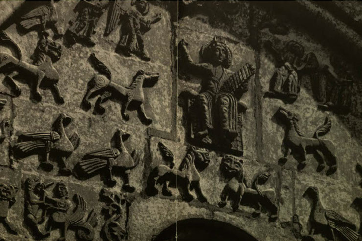 Дмитриевский собор — драгоценный ларец, хранящий множество разнообразных сюжетов. За это его еще называют поэмой в камне. Поэтичное сравнение и не более? Вовсе нет. Стоит только присмотреться к барельефам, сколько историй в них зашифровано? Мы приведем некоторые версии ученых, попытавшихся подобрать ключ к их разгадке.