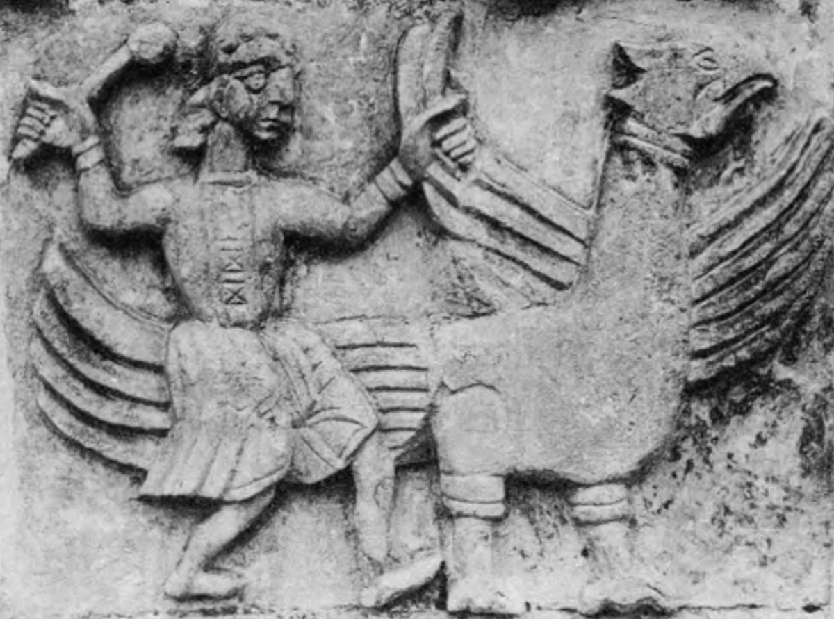 Дмитриевский собор — драгоценный ларец, хранящий множество разнообразных сюжетов. За это его еще называют поэмой в камне. Поэтичное сравнение и не более? Вовсе нет. Стоит только присмотреться к барельефам, сколько историй в них зашифровано? Мы приведем некоторые версии ученых, попытавшихся подобрать ключ к их разгадке.