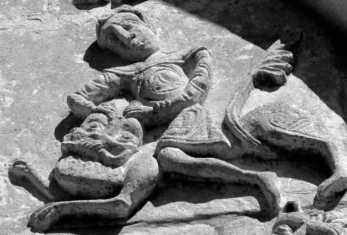 Дмитриевский собор — драгоценный ларец, хранящий множество разнообразных сюжетов. За это его еще называют поэмой в камне. Поэтичное сравнение и не более? Вовсе нет. Стоит только присмотреться к барельефам, сколько историй в них зашифровано? Мы приведем некоторые версии ученых, попытавшихся подобрать ключ к их разгадке.