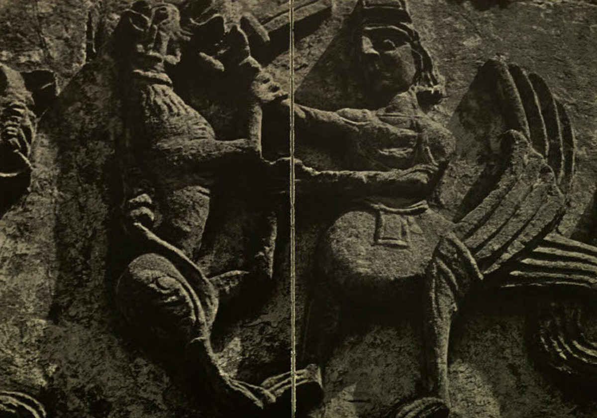 Дмитриевский собор — драгоценный ларец, хранящий множество разнообразных сюжетов. За это его еще называют поэмой в камне. Поэтичное сравнение и не более? Вовсе нет. Стоит только присмотреться к барельефам, сколько историй в них зашифровано? Мы приведем некоторые версии ученых, попытавшихся подобрать ключ к их разгадке.