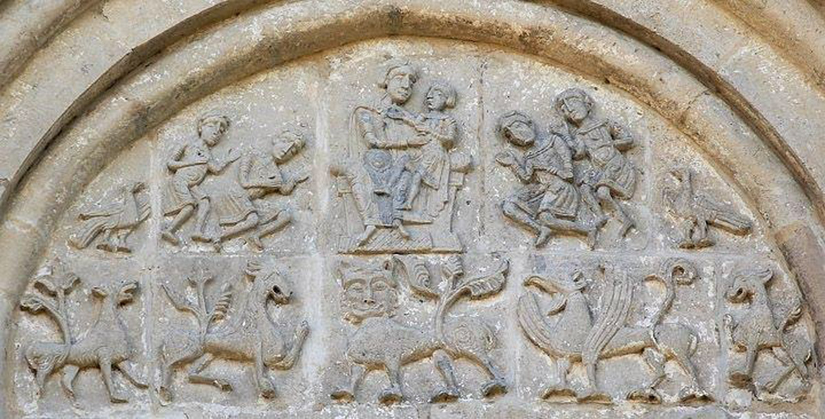 Дмитриевский собор — драгоценный ларец, хранящий множество разнообразных сюжетов. За это его еще называют поэмой в камне. Поэтичное сравнение и не более? Вовсе нет. Стоит только присмотреться к барельефам, сколько историй в них зашифровано? Мы приведем некоторые версии ученых, попытавшихся подобрать ключ к их разгадке.