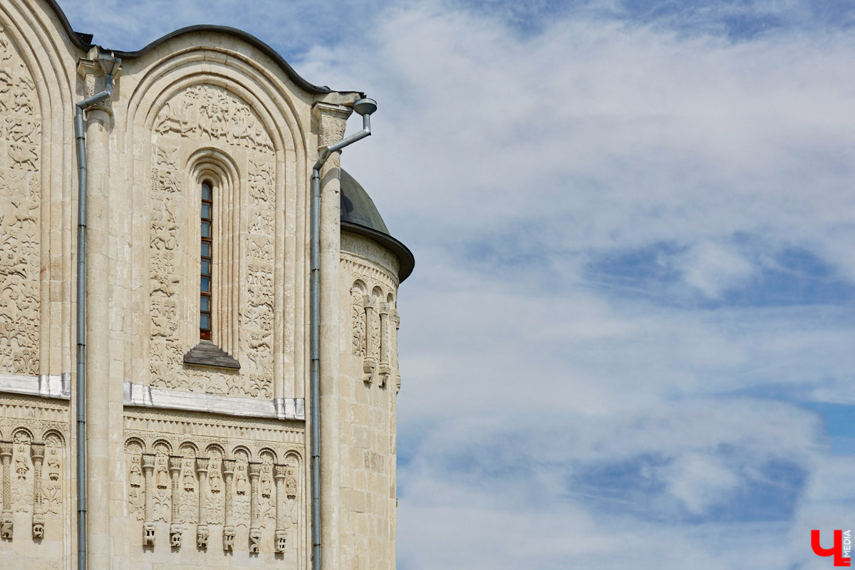 Дмитриевский собор — драгоценный ларец, хранящий множество разнообразных сюжетов. За это его еще называют поэмой в камне. Поэтичное сравнение и не более? Вовсе нет. Стоит только присмотреться к барельефам, сколько историй в них зашифровано? Мы приведем некоторые версии ученых, попытавшихся подобрать ключ к их разгадке.