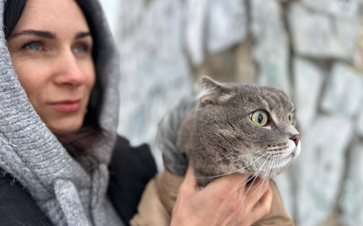 В XXI веке перемещением на дальние расстояния никого не удивишь. А что, если путешественник — кот? Сам хвостатый турист, конечно, о своих приключениях не расскажет. Для этого у пушистика есть любящие хозяева, которые поведают об усатом знатоке длительных поездок и многочасовых перелетов по кличке Буч.