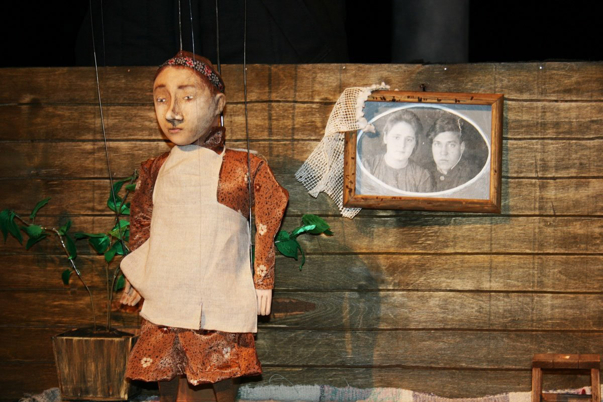 Посетить кукольное представление не в качестве сопровождающего — поступок для взрослого человека, признаться, несколько неожиданный. Но именно это предлагают сделать жителям города. Владимирский театр запустил новый проект, рассчитанный на серьезного зрителя. Уверены, его оценят даже искушенные ценители искусства.