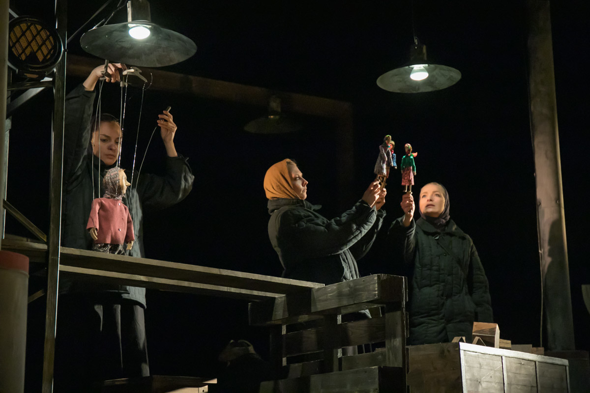 Посетить кукольное представление не в качестве сопровождающего — поступок для взрослого человека, признаться, несколько неожиданный. Но именно это предлагают сделать жителям города. Владимирский театр запустил новый проект, рассчитанный на серьезного зрителя. Уверены, его оценят даже искушенные ценители искусства.