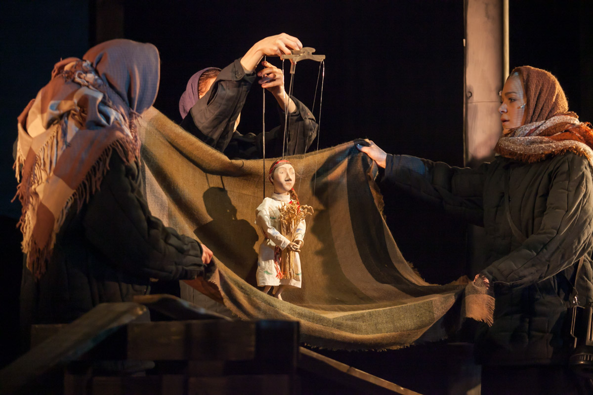 Посетить кукольное представление не в качестве сопровождающего — поступок для взрослого человека, признаться, несколько неожиданный. Но именно это предлагают сделать жителям города. Владимирский театр запустил новый проект, рассчитанный на серьезного зрителя. Уверены, его оценят даже искушенные ценители искусства.