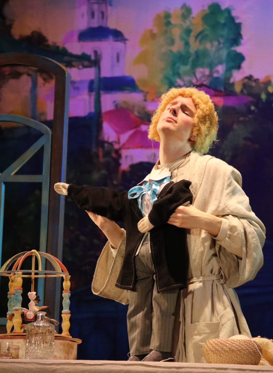 Посетить кукольное представление не в качестве сопровождающего — поступок для взрослого человека, признаться, несколько неожиданный. Но именно это предлагают сделать жителям города. Владимирский театр запустил новый проект, рассчитанный на серьезного зрителя. Уверены, его оценят даже искушенные ценители искусства.