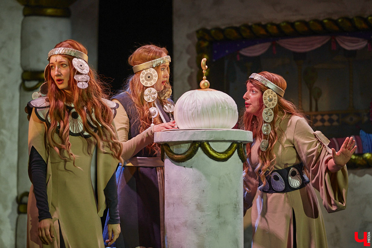 Посетить кукольное представление не в качестве сопровождающего — поступок для взрослого человека, признаться, несколько неожиданный. Но именно это предлагают сделать жителям города. Владимирский театр запустил новый проект, рассчитанный на серьезного зрителя. Уверены, его оценят даже искушенные ценители искусства.