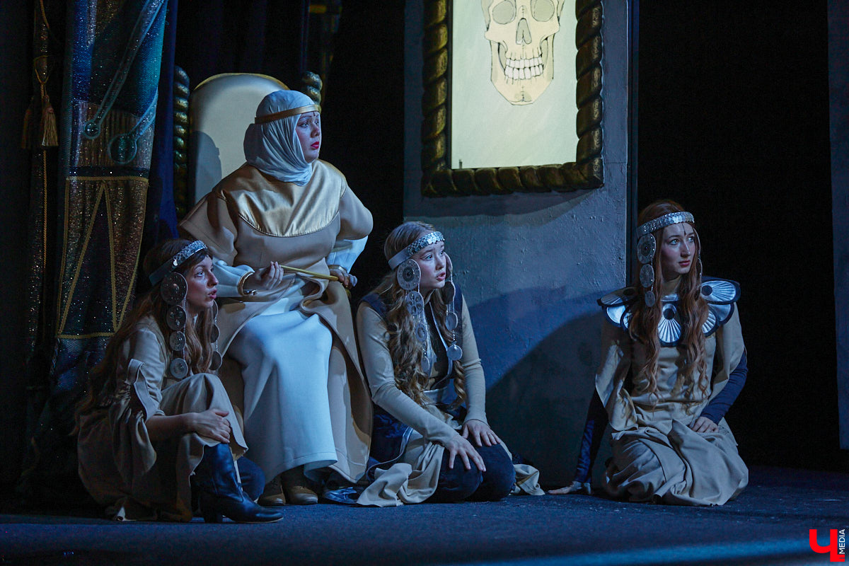 Посетить кукольное представление не в качестве сопровождающего — поступок для взрослого человека, признаться, несколько неожиданный. Но именно это предлагают сделать жителям города. Владимирский театр запустил новый проект, рассчитанный на серьезного зрителя. Уверены, его оценят даже искушенные ценители искусства.