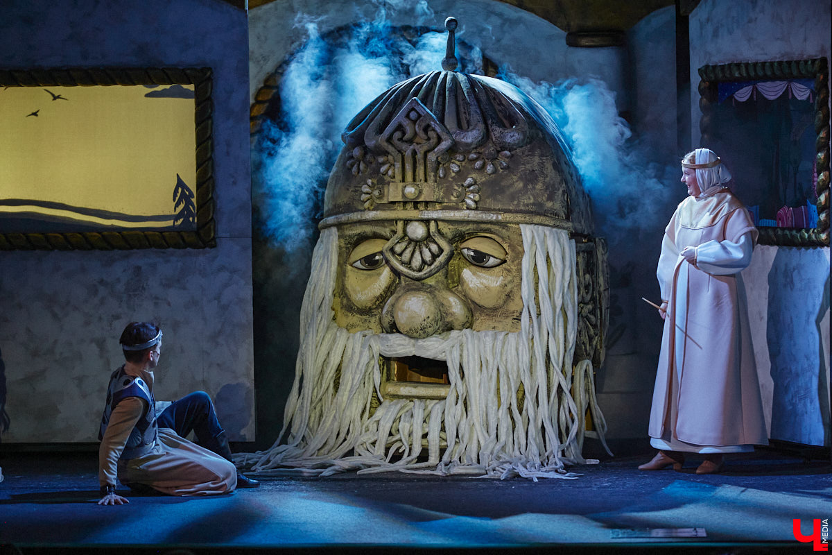 Посетить кукольное представление не в качестве сопровождающего — поступок для взрослого человека, признаться, несколько неожиданный. Но именно это предлагают сделать жителям города. Владимирский театр запустил новый проект, рассчитанный на серьезного зрителя. Уверены, его оценят даже искушенные ценители искусства.