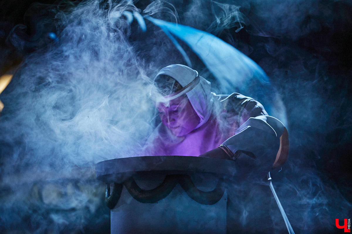 Посетить кукольное представление не в качестве сопровождающего — поступок для взрослого человека, признаться, несколько неожиданный. Но именно это предлагают сделать жителям города. Владимирский театр запустил новый проект, рассчитанный на серьезного зрителя. Уверены, его оценят даже искушенные ценители искусства.